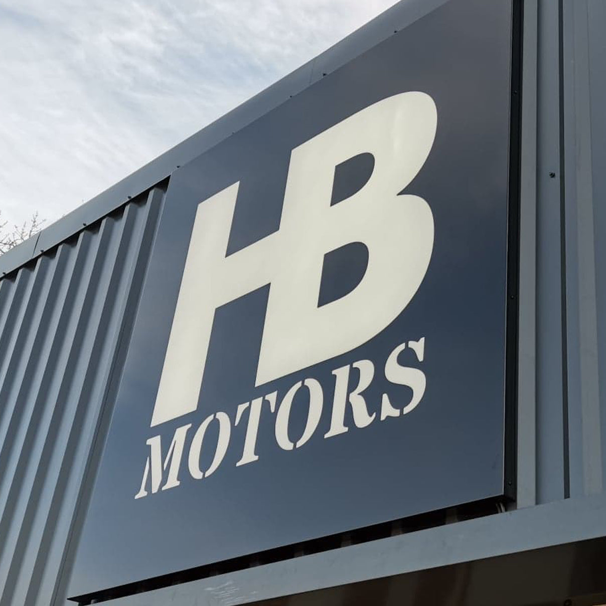 groupepublid-enseigne-hb-motors.jpg