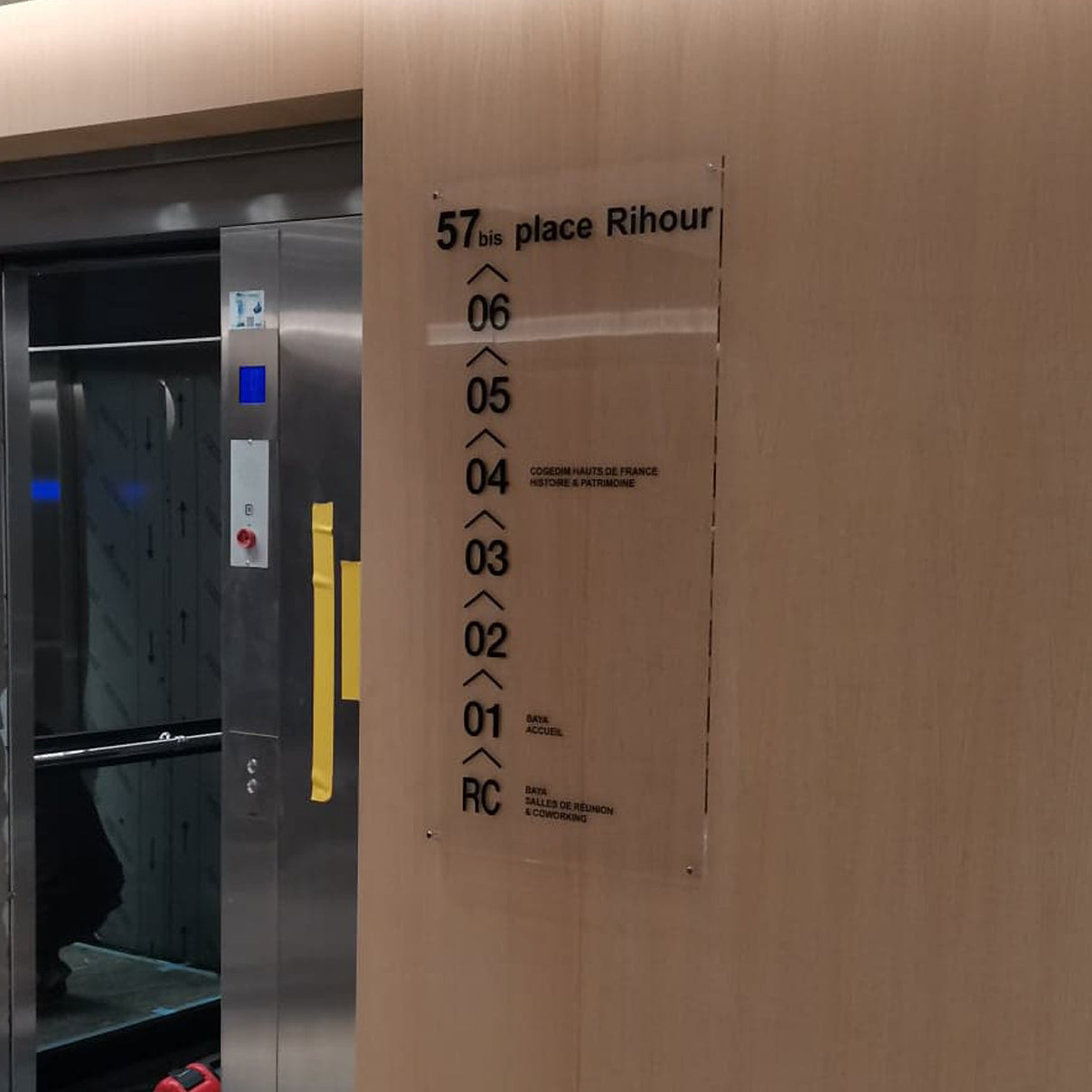 groupepublid-signaletique-place-rihour.jpg